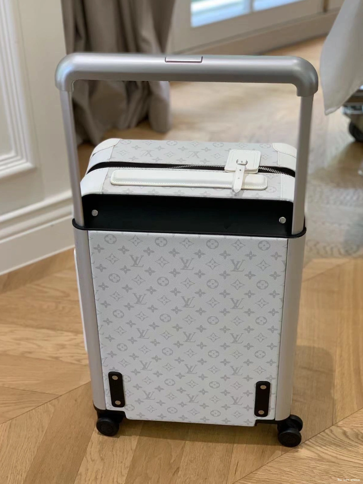 37L SUITCASE WHITE HORIZON TAIGARAMA CABIN 55 CUSTOM 0811